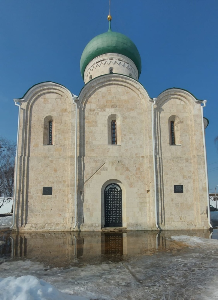 В Переславле топит Спасо-Преображенский собор