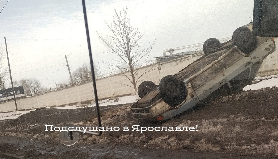 «Гололед ужасный»: в Ярославле перевернулся автомобиль