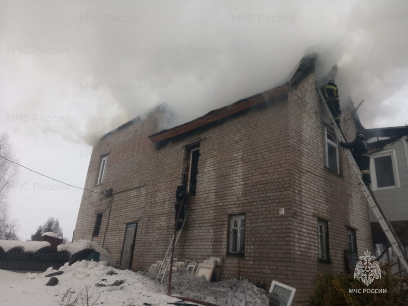 Под Ярославлем горел двухэтажный частный дом