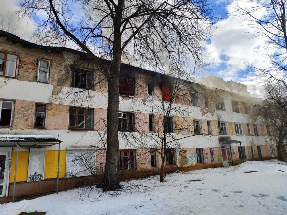 В центре Ярославля просят огородить горевшую трехэтажку