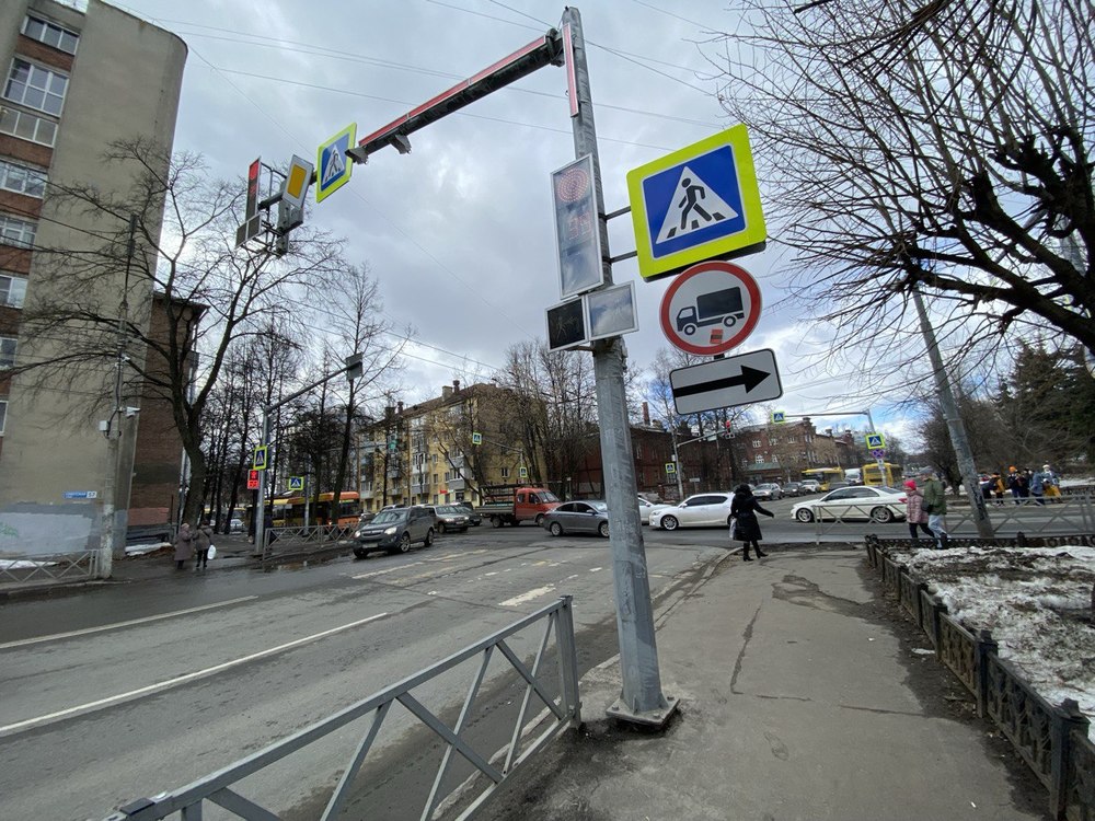 Светофоры в Ярославле поставили на дешевых опорах