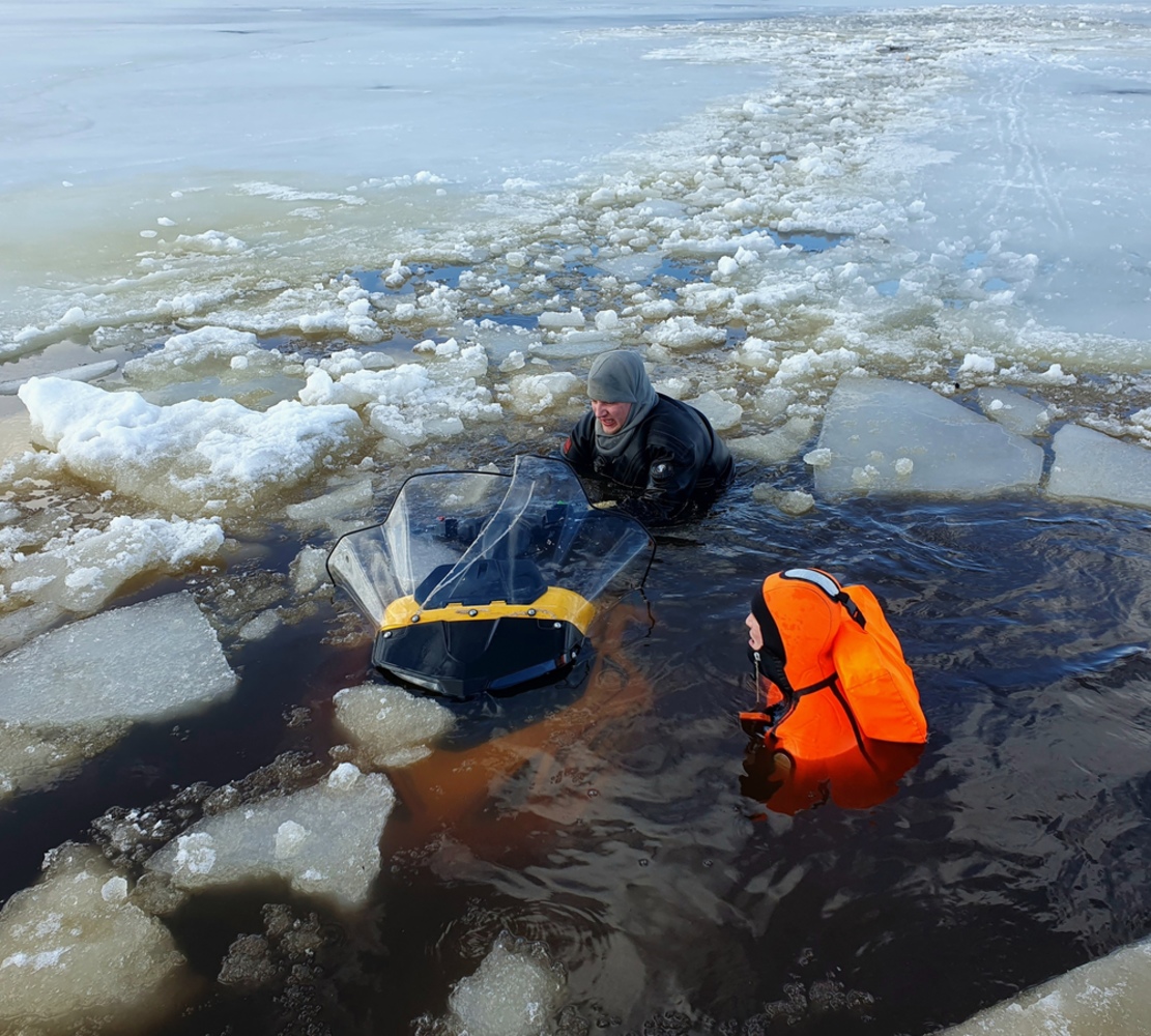 Рыбаки на снегоходе провалились под лёд на Рыбинском водохранилище