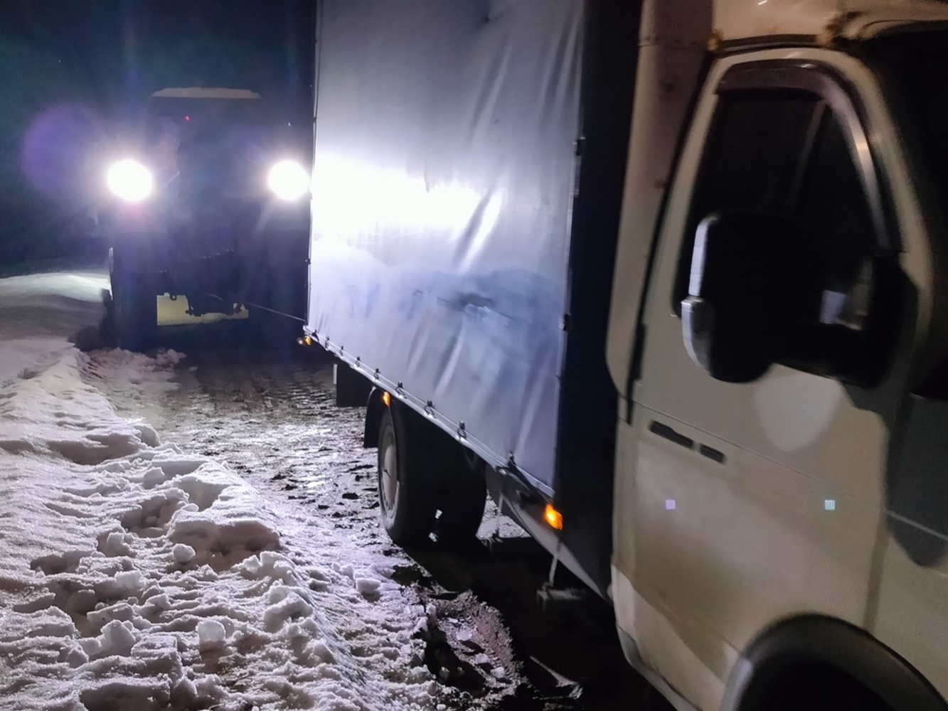 Под Ярославлем машины застряли на подмытой ручьем дороге