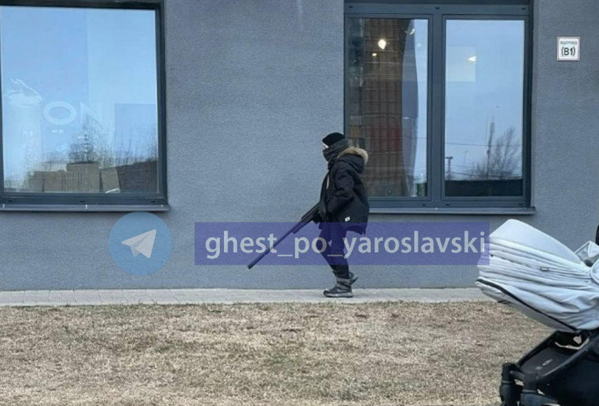 Жителей жилого комплекса в Ярославле напугал ребенок с пластиковым автоматом