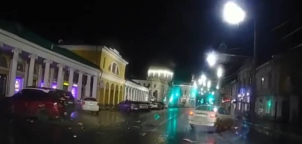 Ночью в центре Ярославля лихач протаранил два припаркованных авто