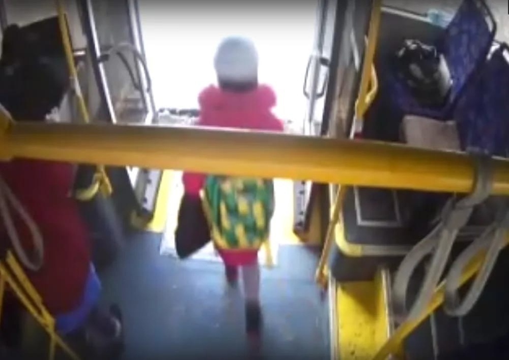 В Ярославле пятилетнюю девочку зажало дверью автобуса