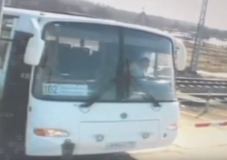 Появилось видео перед столкновением поезда и автобуса под Переславлем