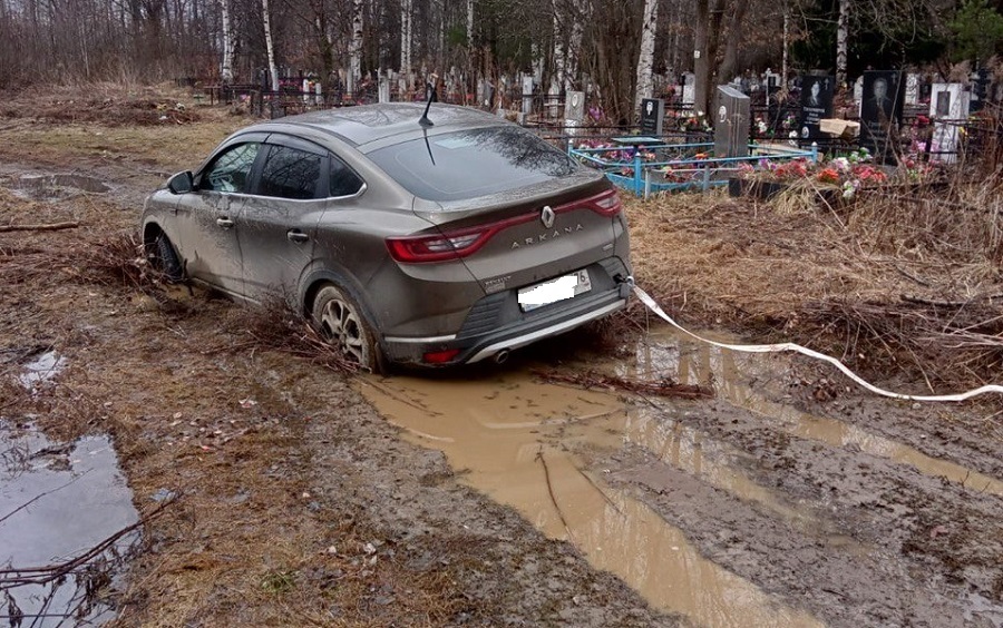 Воду с ярославского кладбища откачивают мотопомпой