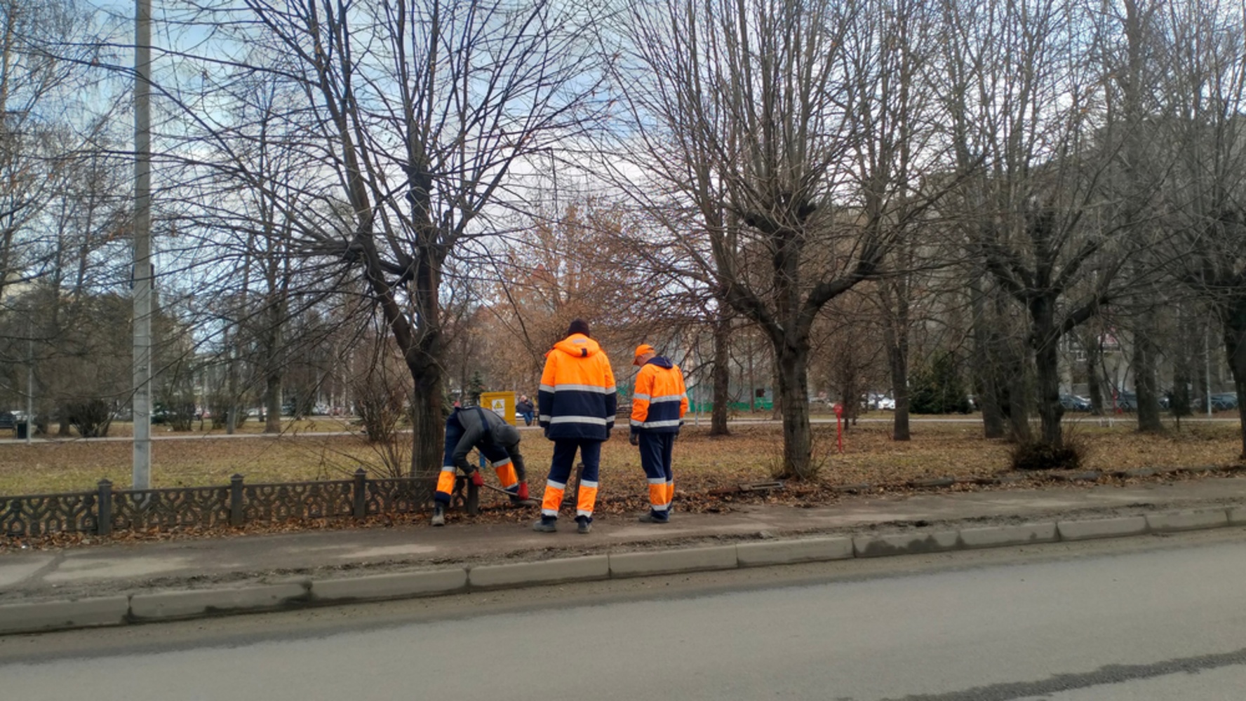 В центре Ярославля снимают чугунную ограду