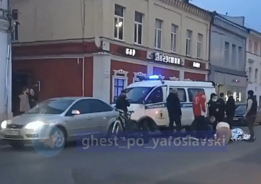 В Ярославле полиция помогла упавшей перед машиной велосипедистке