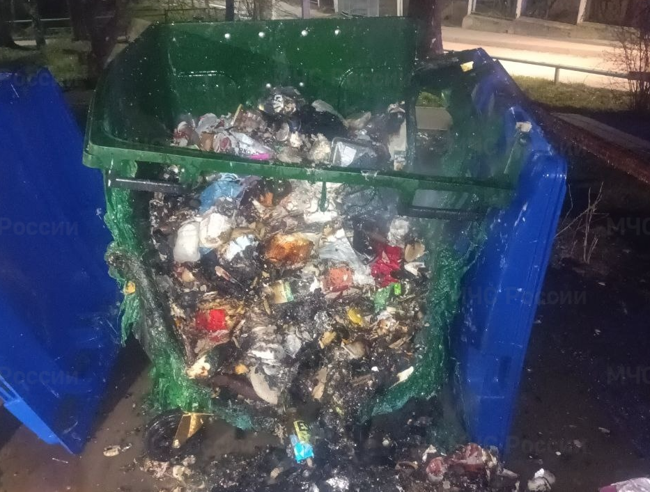 В Ярославле на Суздалке продолжают гореть мусорные контейнеры