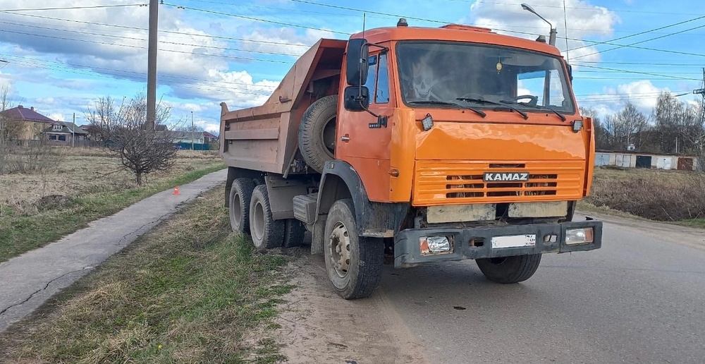 В Угличе самосвал на тротуаре сбил двух пенсионеров