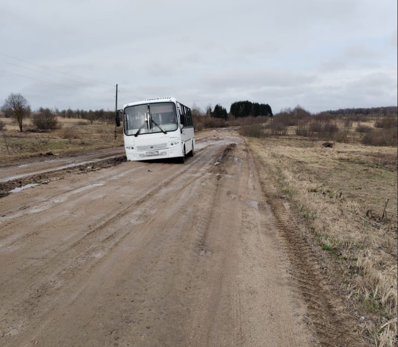 Рейсовый автобус провалился на трассе в Ярославской области