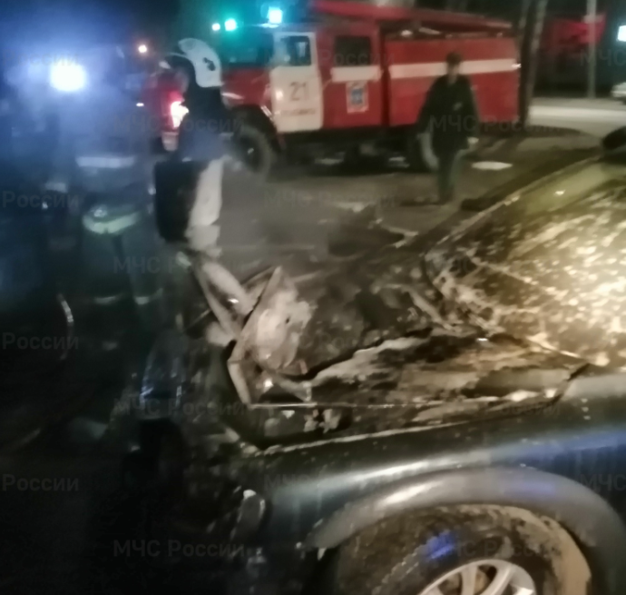В Рыбинске при пожаре в гараже пострадали люди и машины