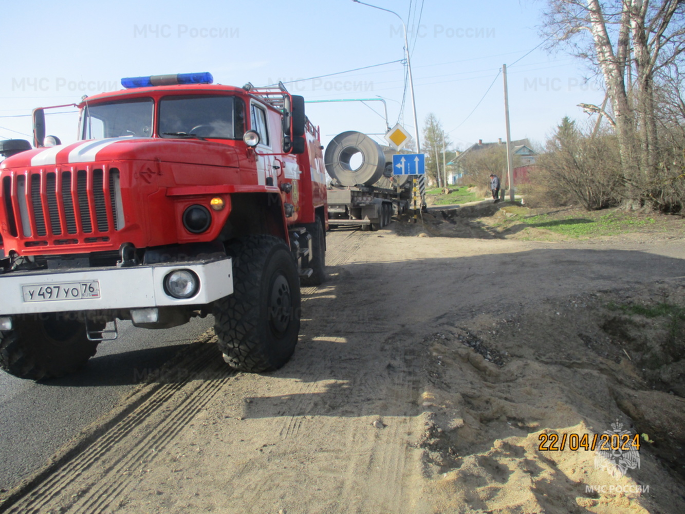 В Ярославской области грузовик оказался в кювете