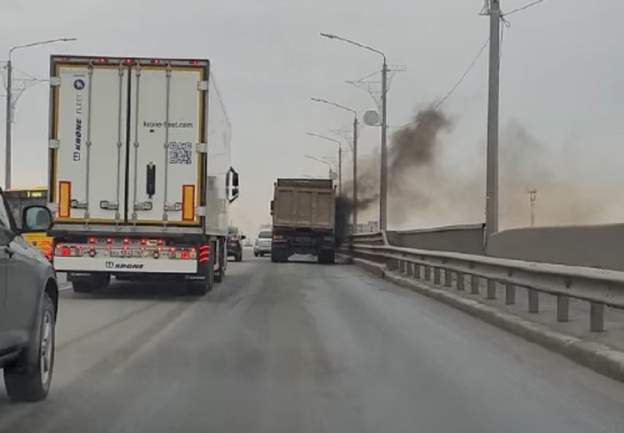 В Ярославле на Октябрьском мосту задымился самосвал