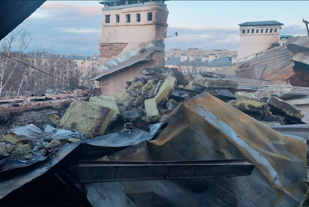 В Ярославле начался капитальный ремонт сгоревшей крыши сталинки