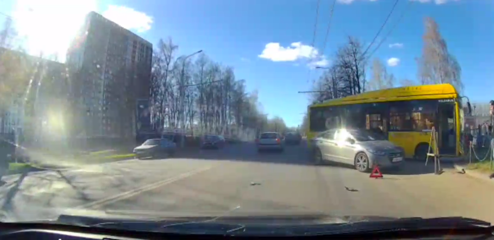 Ну Тутаевском шоссе Ярославля столкнулись легковушка и автобус