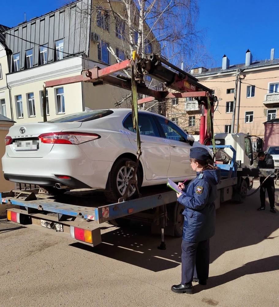 В Ярославле у поцарапавшей Porsche женщины хотели забрать «Тойоту»