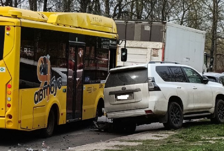 В ДТП с желтым автобусом в Ярославле попали четыре машины