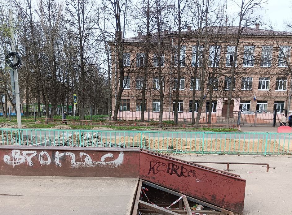 Дети ломают руки и ноги: ярославцы просят отремонтировать площадку у школы
