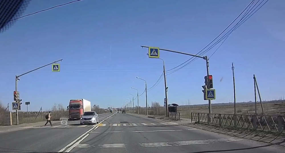Проехавший на красный водитель едва не сбил подростка в Ярославле