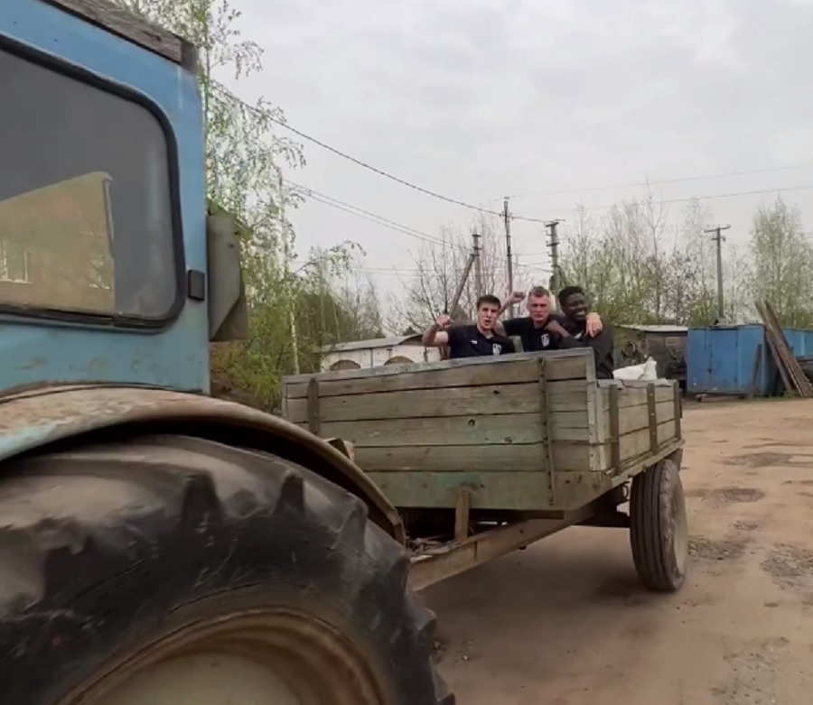 Футболисты ярославского «Шинника» провели тренировку на тракторе в деревне