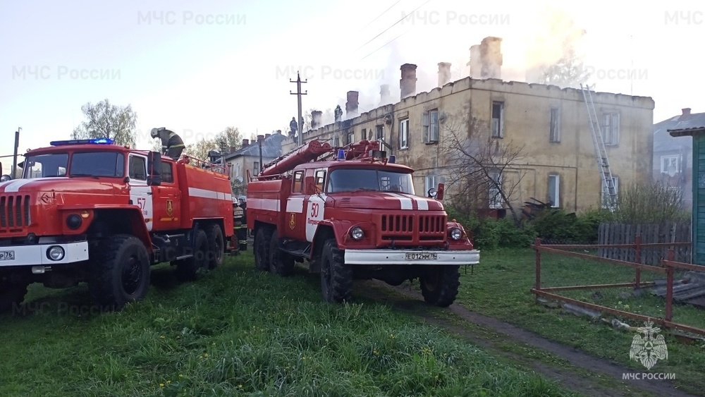 Многоквартирный дом остался без крыши из-за пожара в Ростовском районе