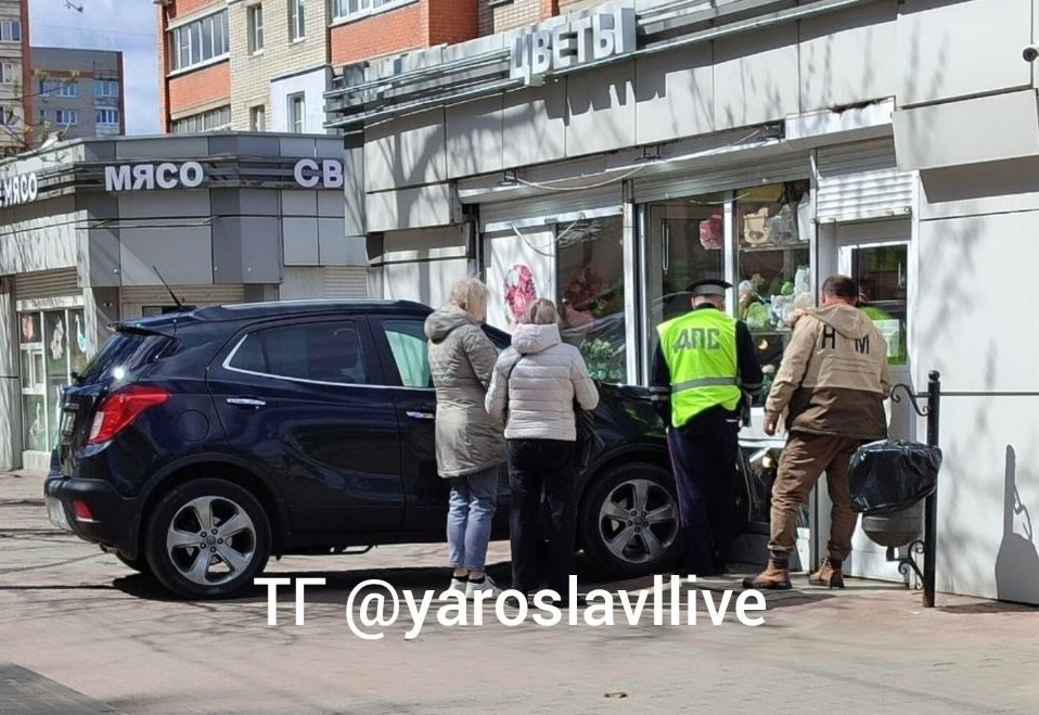 В Ярославле легковушка врезалась в цветочный ларек