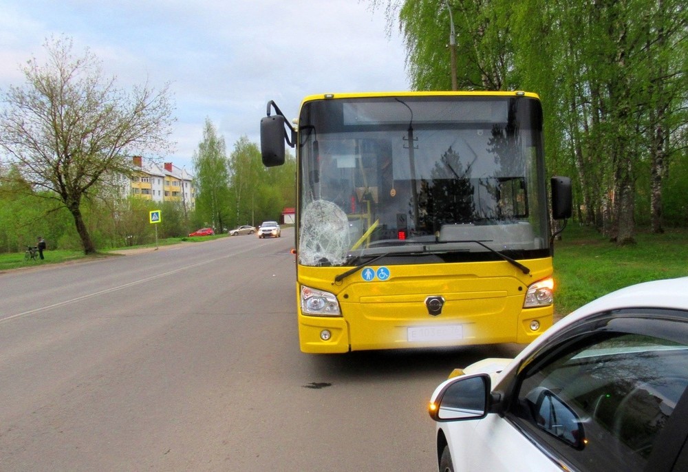 В Рыбинске желтый автобус сбил пешехода