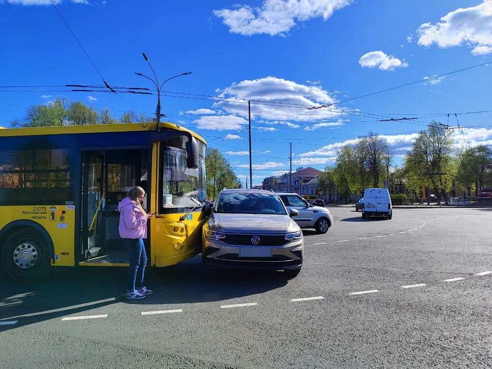 В центре Ярославля жёлтый автобус въехал в легковую машину