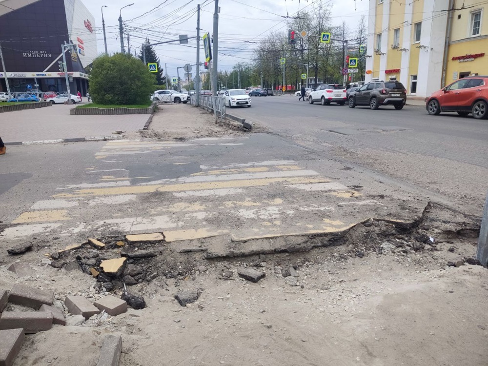 Через канаву на бордюр: когда закончится ремонт улицы Свободы в Ярославле