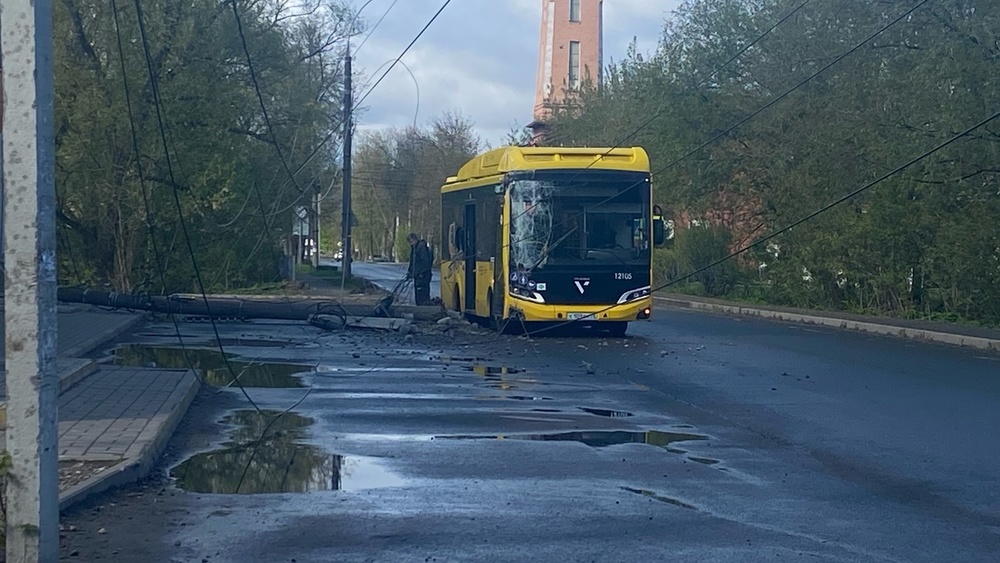 В Ярославле желтый автобус снес столб