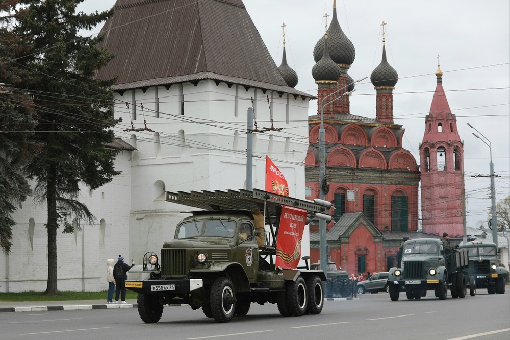 По Ярославлю прошла колонна военной техники