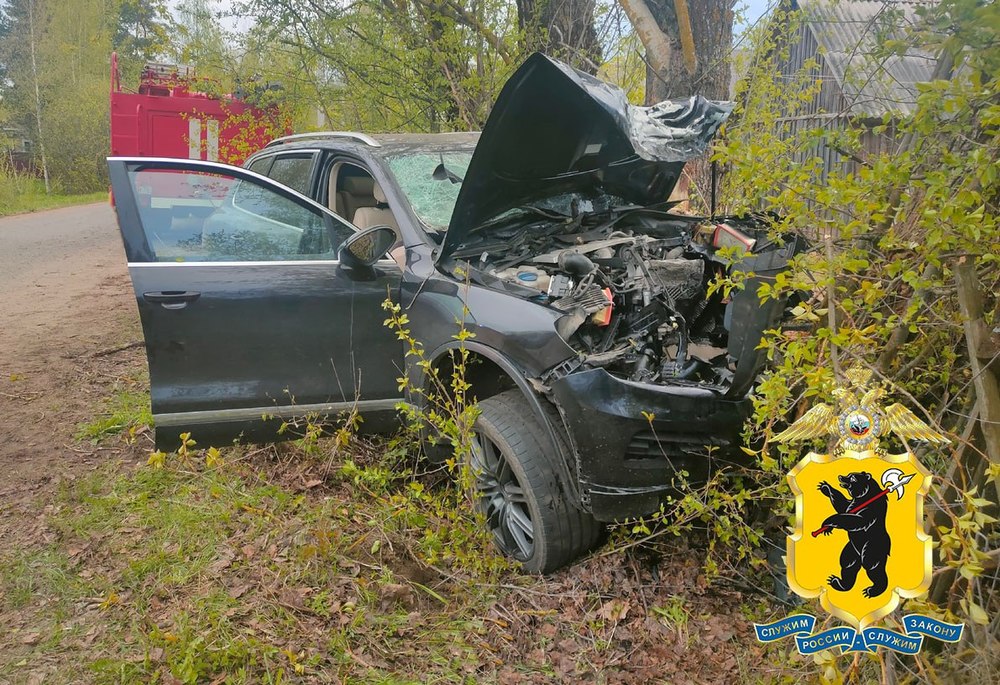 В Ярославской области погиб водитель врезавшейся в дерево иномарки