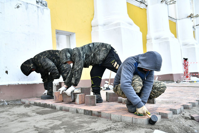 В Ярославле начали перекладывать плитку на улице Победы