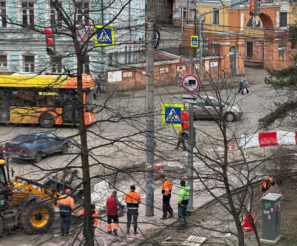 В Ярославле столб посреди тротуара обложили плиткой