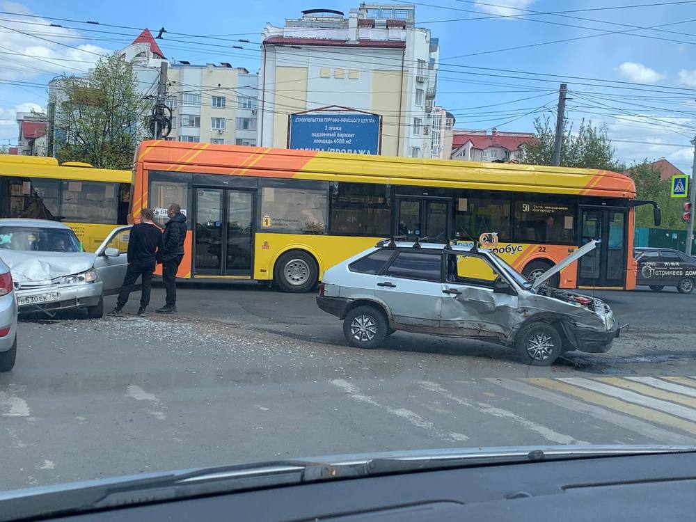 В Ярославле водитель попал больницу после ДТП возле здания полиции