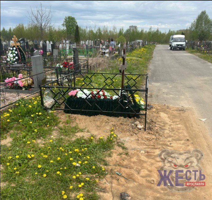 На кладбище в Ярославле обустроили могилу почти прямо на дороге
