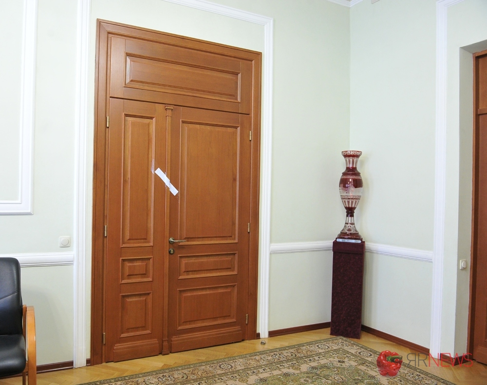 Открытая дверь в кабинет. Дверь в кабинет. Дверь кабинетная. Деревянная дверь в кабинет. Дверь кабинетная деревянная.