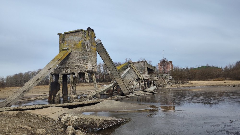 На дне Волги в Рыбинске обнажился советский бетон