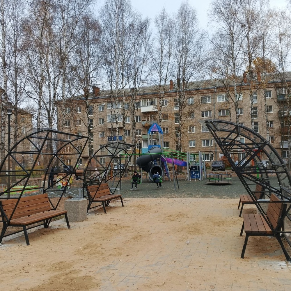 Для детской площадки в Угличе поставили кораблик по цене прогулочного катера