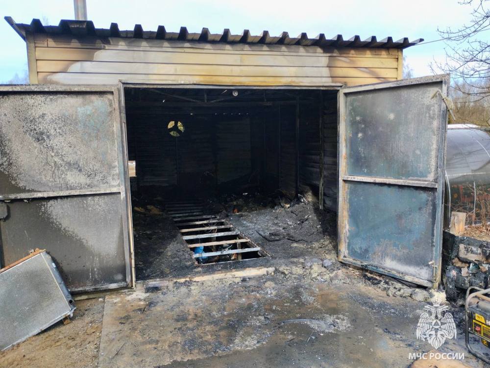 В Ярославской области гараж сгорел из-за электросамоката