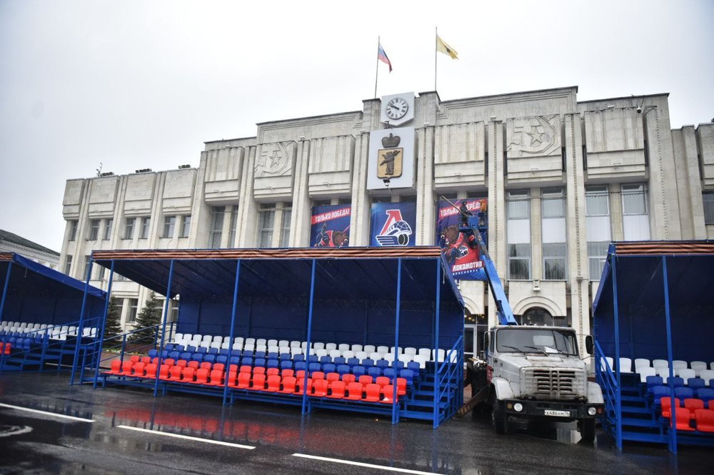 На главной площади Ярославля ставят трибуны ради хоккея
