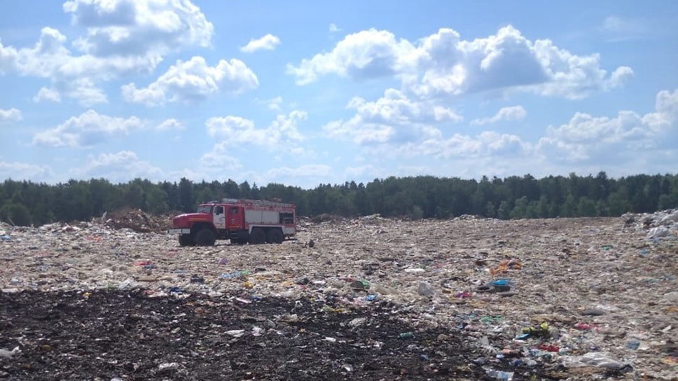 Пожары на мусорном полигоне под Рыбинском тушили четыре дня подряд