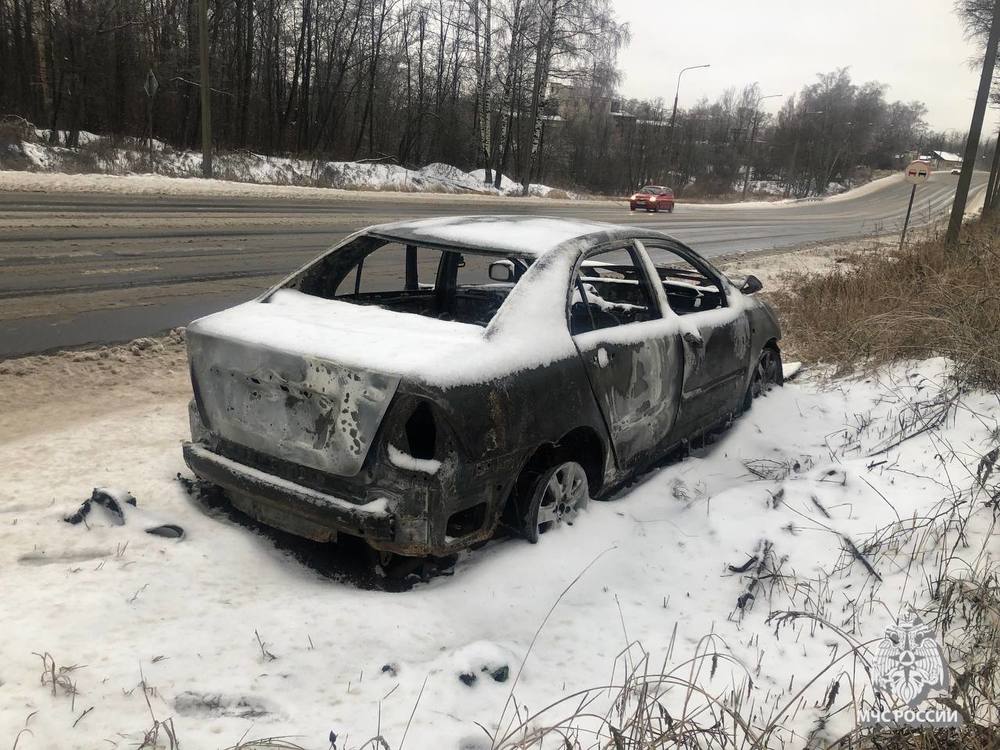 В МЧС рассказали, почему в селе под Ярославлем сгорела легковушка