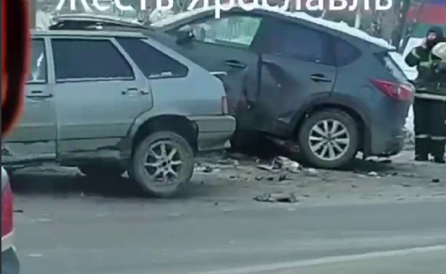 В жесткой аварии у ТЦ РИО в Ярославле травмированы три человека