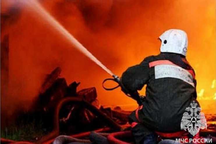 В Ярославской области 11 часов тушили пожар с погибшим в частном доме