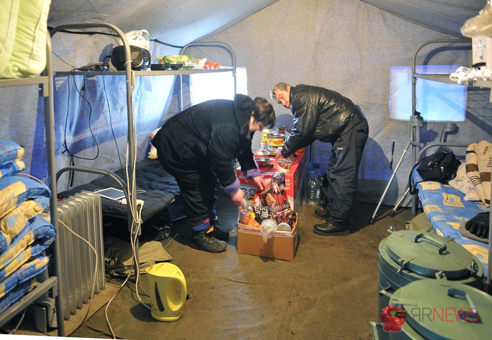 Бомжи в палатке. Палаточные лагеря бездомных. Бомж палатка Питер.