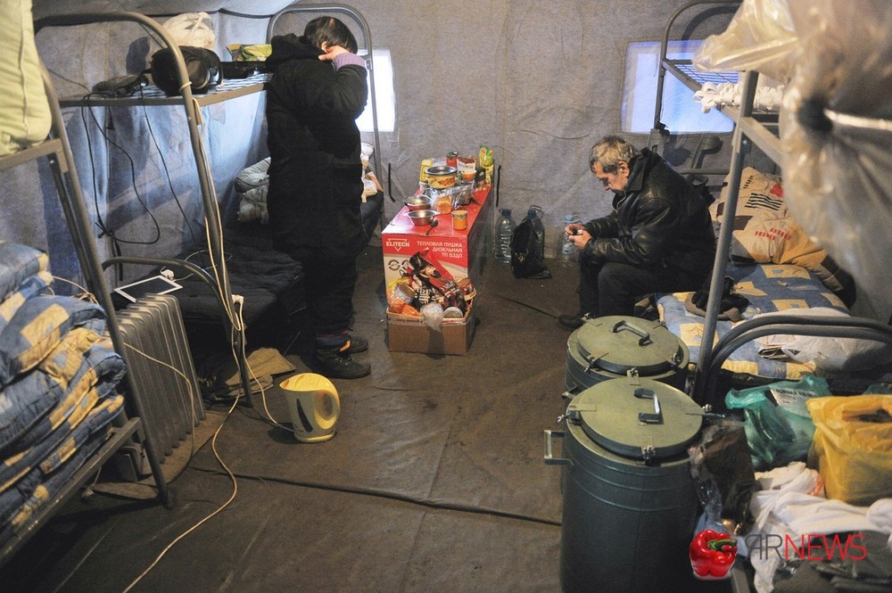 В Ярославле под Толбухинским мостом появился палаточный лагерь для бездомных (с фото)